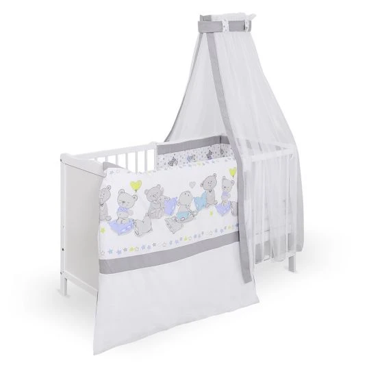 Jonka Babybett-Komplett-Set Sina inkl. Bettwäsche, Himmel, Nestchen & Matratze 60 x 120 cm - Kuschelbär - Weiß 1 Jonka Babybett-Komplett-Set Sina inkl. Bettwäsche, Himmel, Nestchen & Matratze 60 x 120 cm - Kuschelbär - Weiß