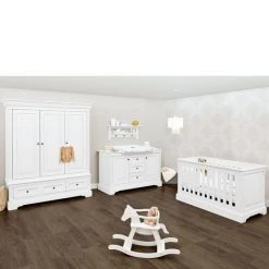 Pinolino Kinderzimmer Emilia 3-türigem Schrank, Bett, extrabreiter Wickelkommode