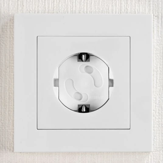 Reer Steckdosenschutz 10er Pack zum Kleben - Weiß 6 Reer Steckdosenschutz 10er Pack zum Kleben - Weiß – Bild 6